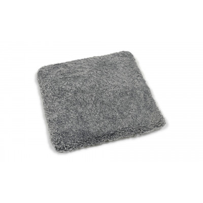 Läs mer om Curly pad silvergrå - fyrkantig stolsdyna med stoppning i lockigt fårskinn