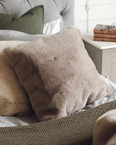 Fluffy taupe - kudde i konstmaterial