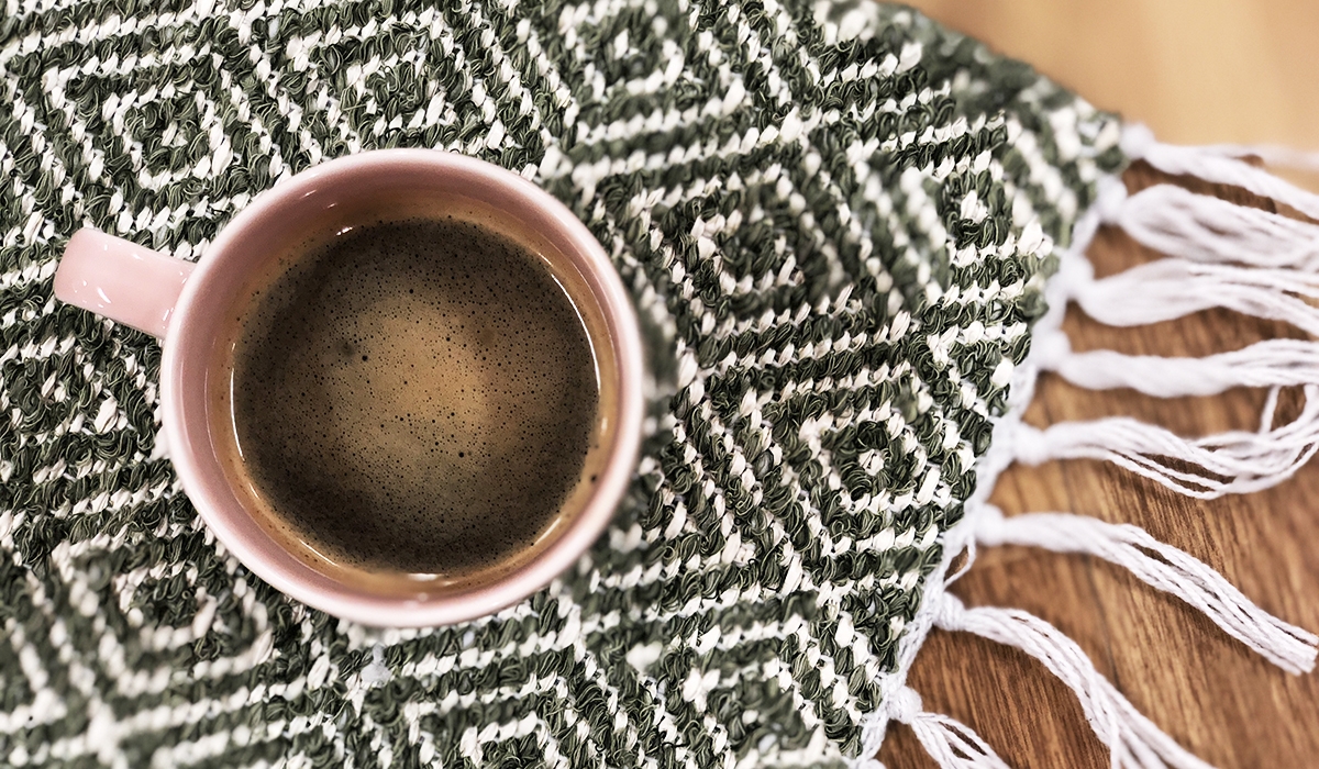 Kaffefläck på matta - så får du bort dem